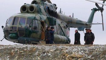 Putin boarding helicopter to observe maneuvers near the Ukraine. 