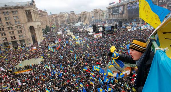 Amassing a few hundred thousand people on the Capital square has become the weapon of choice for the CIA. Read more: http://www.storyleak.com/kiev-protests-another-cia-coordinated-color-revolution.