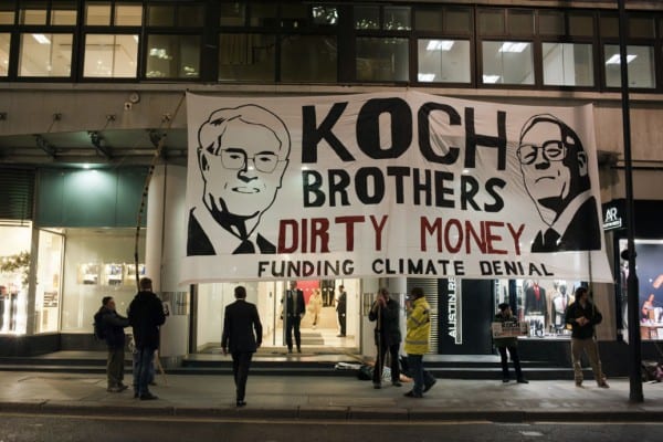 Manifestation a Londres devant le siege social londonnien de Koch Industries