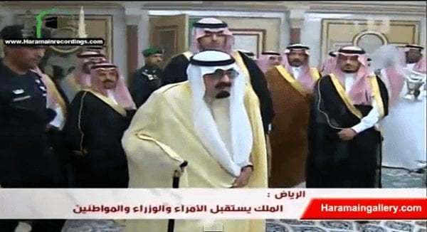 Abdullah entering his main palace in 2011. (YouTube screen grab)