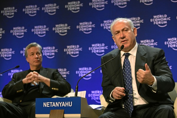 The obnoxious warmonger Netanyahu blabbering at the World Economic Forum, Davos, as JPMorgan-Chase's Jamie Dimon "respectfully listens." (WEF, via flickr)