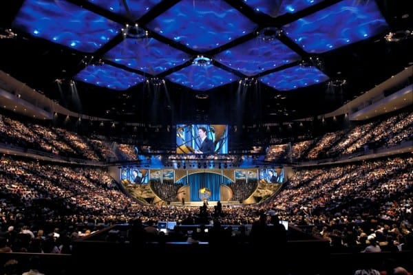 megachurches-joelOsteen-grandopening1