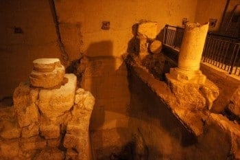 Undergraound runis of an ancient house in Jerusalem. Edme Vos. (CC BY 2.0) 