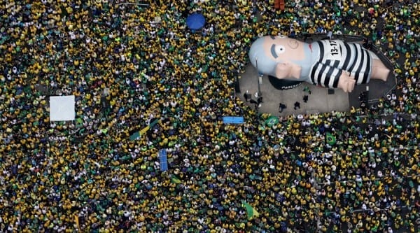 brazil-MassiveProtest-LulaEffigy