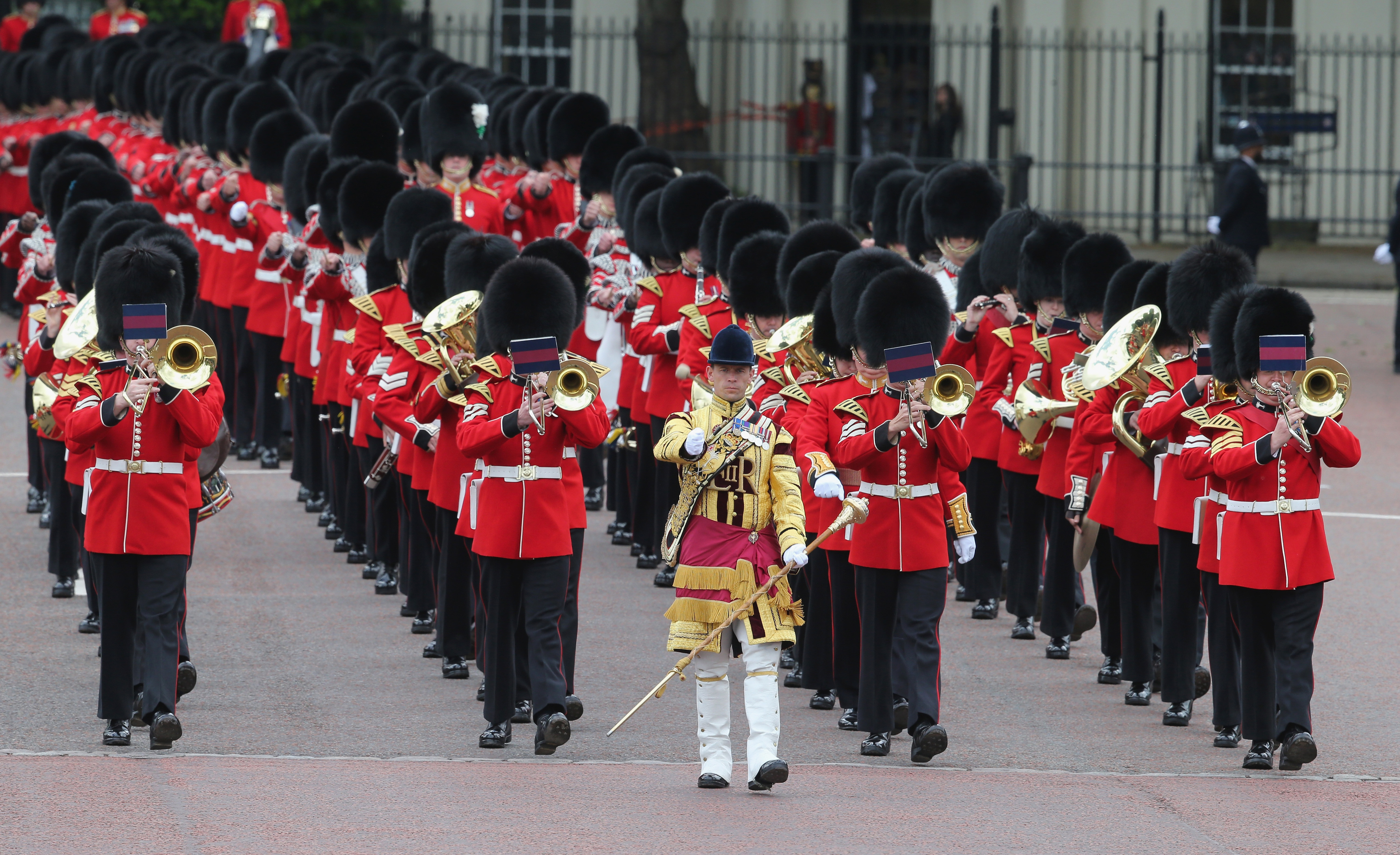 Праздники великобритании. The Trooping of the Colour в Великобритании. Парад the Trooping the Colour. Trooping the Colour праздник. Королева Англии парад колор.