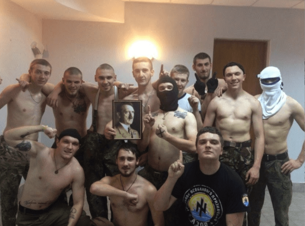 Зигующие бойцы батальона Азов